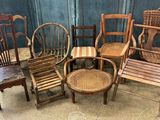 beaucoup de chaises et de chaises qui sont dans une pièce