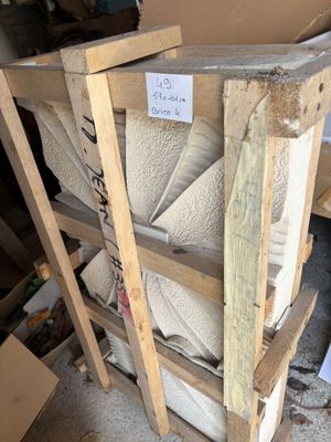 une pile de matelas posée sur une palette dans une pièce