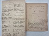 deux vieilles feuilles de papier couvertes d'écriture, posées sur une table