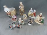 un grand nombre de figurines posées sur une table