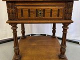 une vieille table en bois surmontée d'un tiroir