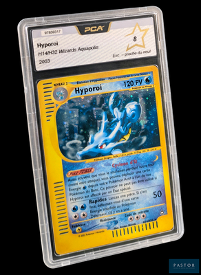 gros plan d'une carte pokemon dans un étui en plastique