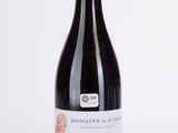 la bouteille de vin est posée sur la table, prête à être consommée