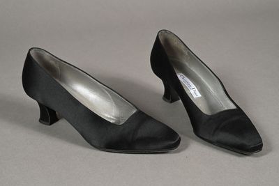 CHRISTIAN DIOR Boutique. Paire d'escarpins en satin noir, ta…