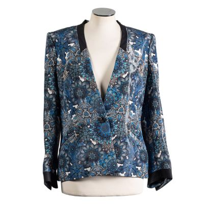 an image of a blue and black jacket on a mannequin mannequin