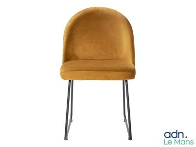 un gros plan d'une chaise jaune sur fond blanc