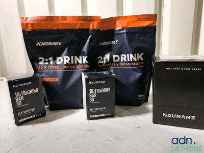 Deux sachets de boisson sont posés à côté d'une boîte de chocolats