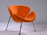 une chaise orange avec une structure et des pieds en métal noir sur fond blanc