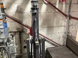 une photo d'un chariot élévateur dans un garage