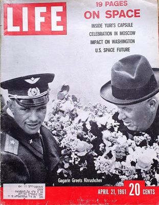 couverture du magazine *Life* représentant deux hommes coiffés de chapeaux et entourés de fleurs