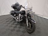 une moto noire garée sur un sol à damier