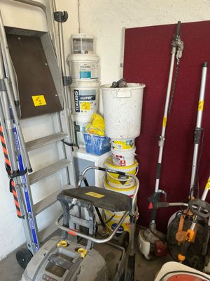 une pièce où se trouvent de nombreux outils
