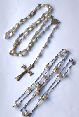 chapelet, chaîne de chapelet et croix sur fond blanc