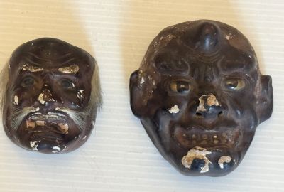 deux morceaux de chocolat posés sur une table