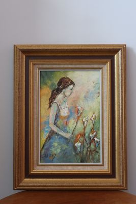 tableau représentant une femme en robe bleue avec des fleurs, dans un cadre doré