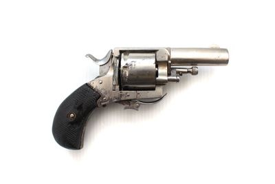 pistolet sur fond blanc, avec une crosse noire et une poignée noire