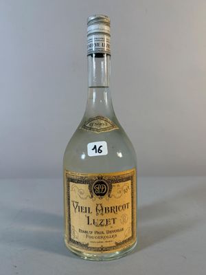 l'image d'une bouteille d'alcool posée sur une table