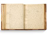 un livre ouvert avec une écriture dessus, posé sur une table