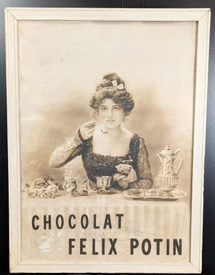 une vieille photo représentant une femme assise à une table devant une assiette de nourriture