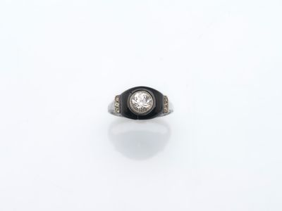 une image d'une bague en diamant sur fond blanc