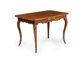 une vieille table en bois surmontée d'un tiroir