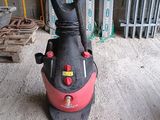 une image d'un aspirateur dans un garage