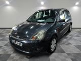 une photo d'une ford fiesta noire garée dans un garage