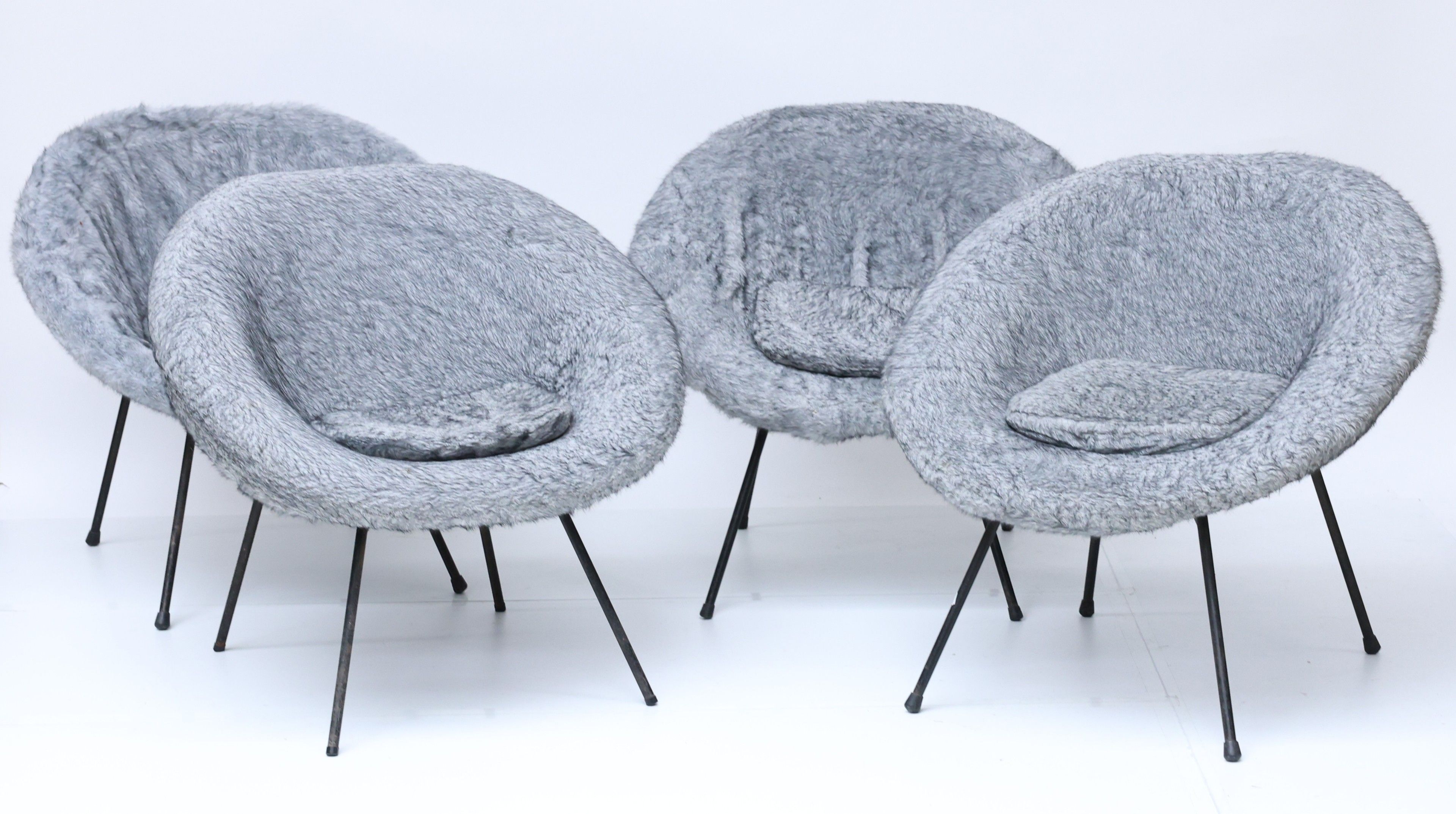 Suite de quatre chaises à structure en fibre de verre recouv…