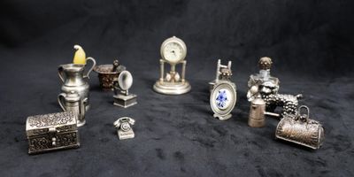 Plangonophilie - Lot d’objets en métal comprenant :