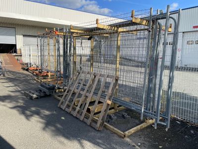 une clôture installée devant un bâtiment