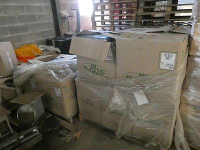 une pile de cartons qui se trouvent dans une pièce