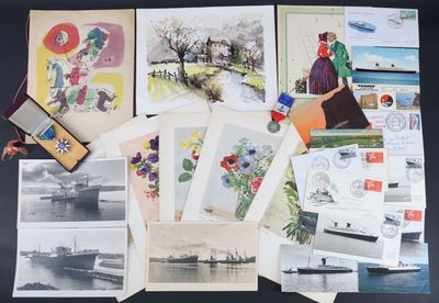 beaucoup de vieilles photos et de cartes postales sur la table