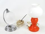 une lampe posée à côté d'une autre lampe qui se trouve sur une table