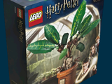 une boîte de Lego contenant une plante, sur fond bleu