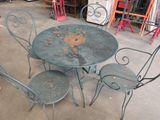quatre chaises et une table dans un garage