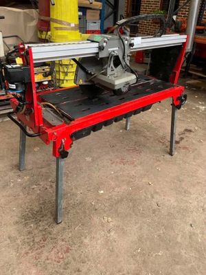 a machine that is sitting on a table in the garage