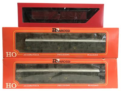 trois boîtes de trains à l'échelle HO posées les unes à côté des autres sur une surface blanche