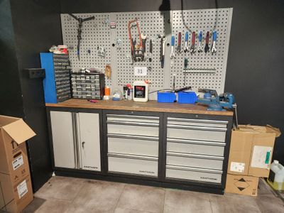 un établi avec de nombreux outils dans un garage