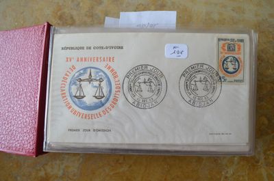une enveloppe sur laquelle sont collés des timbres, posée sur une table