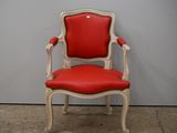 une image représentant une chaise rouge et blanche devant un mur gris
