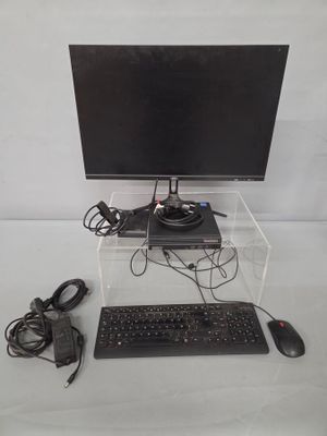 un ordinateur équipé d'un clavier, d'une souris et d'un écran, posé sur une table
