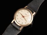 une image d'un gros plan d'une montre-bracelet sur une surface noire