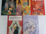 quatre livres pour enfants sont alignés sur une surface blanche