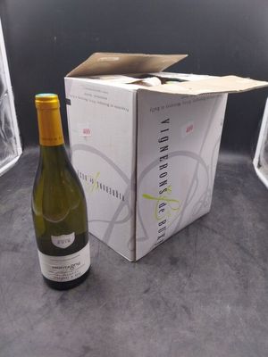 une bouteille de vin à côté d'un carton de vin