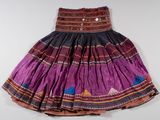 une jupe violette ornée d'un motif coloré dans le bas