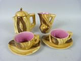 trois tasses et soucoupes posées sur une table