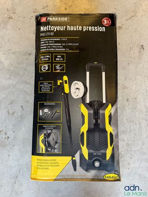 un gros plan sur un ensemble d'outils posé sur une table