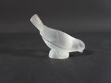 un petit oiseau blanc perché sur une table