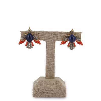gros plan d'une paire de boucles d'oreilles sur un support