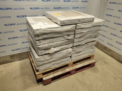 une pile de boîtes posées sur une palette dans une pièce